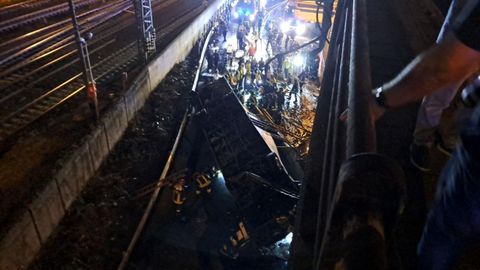 Personal de rescate trabaja en la zona del accidente, donde cay el autobs tras incendiarse y volar unos diez metros