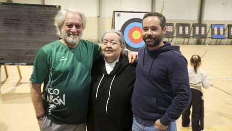Anxo (izquierda) y Pitusa (centro) fundaron la escuela. Ahora son entrenadores junto a su hijo Anxo (derecha).