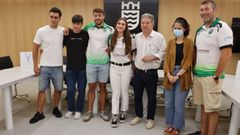 El alcalde y la concejala de Deportes, este mi�rcoles, en la recepci�n a los pirag�istas en el Concello de Pontevedra