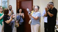 Teresa Moreira, co carballo de Sargadelos que recibiu como agasallo por parte do Concello de Carballo