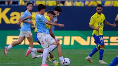 Pablo Meix�s, �ngel Arcos y Andr�s Anta��n, durante el C�diz-Celta Fortuna.