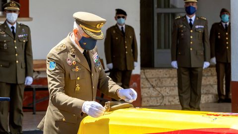 El teniente general jefe de la Fuerza Terrestre, Jos� Rodr�guez Garc�a, durante las honras f�nebres de la sargento de artiller�a D�bora Grau, fallecida el viernes como consecuencia de un accidente durante un ejercicio pr�ctico en Santa Pola (Alicante)