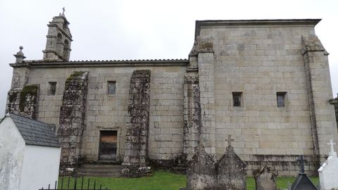 Exterior, con los contrafuertes, de la iglesia de Guimarei, en Friol