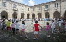 Uno de los patios del antiguo seminario de Lourenz�, que ahora se usa en verano como sede de campamentos. 
