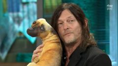 El actor Norman Reedus, en La Revuelta, junto al que fue su trofeo