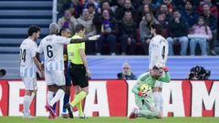 Aar�n Escandell se lamenta segundos despu�s de que�Mart�nez Munuera pitase mano