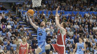 Dominik Mavra ataca la canasta del Murcia incomodado por la defensa de Raieste.