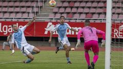 Maceira y Guisande, ante el portero del Racing Vilalb�s, Santom�