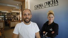 Ra�l Carballo, gerente del restaurante Calma Chicha, con Patricia Longueira, contratada en marzo gracias a las ayudas provinciales