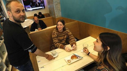 Ambiente en una cafetera de Vigo