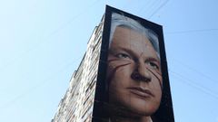 Vista de un mural con la cara del fundador de WikiLeaks, Julian Assange, cerca de Moscú.