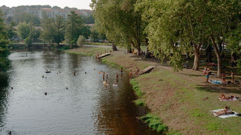 Afluencia de ba�istas a la playa fluvial de Allariz 