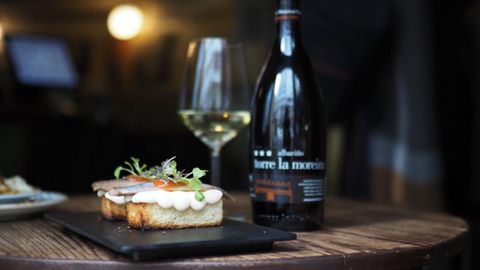 Tosta de sardina ahumada maridada con copa de Torre la Moreira