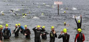 Los 360 participantes se echaron tres veces al agua antes de la suspensi�n; tan solo les hablaron de problemas en la carretera. 