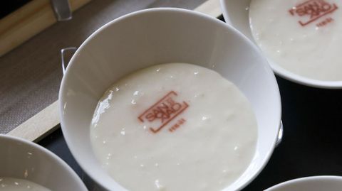Raciones de arroz con leche, con el logo utilizado en el D�a de San Xiao de este a�o.