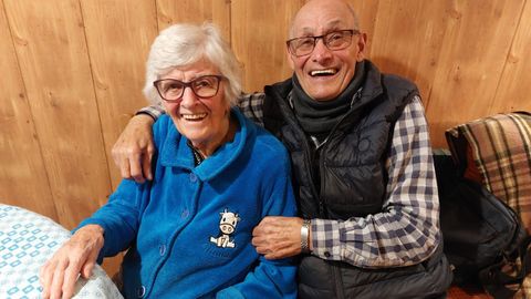 Felix Grande posa con su mujer, Josefa Pena, en su casa dela Vila de Bares