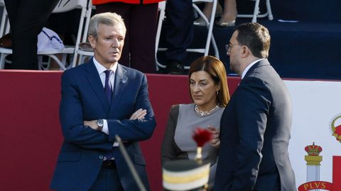 El presidente la Xunta de Galicia, Alfonso Rueda, la presidenta de Cantabria, Mar�a Jos� S�enz de Buruaga, y el presidente del Principado de Asturias, Adri�n Barb�n, durante el tradicional desfile militar por las calles del centro de Madrid