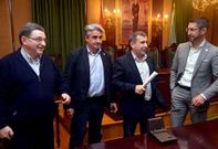 <span lang= es-es >El PP hace pi�a</span>. Los regidores conservadores de A Pobra, Boiro, Ribeira y Porto do Son se reunieron ayer en Santa Ux�a para reiterar su rechazo al anteproyecto de ley ya aprobado por el Consejo de Ministros.
