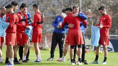 Crist�bal abraza a Gazzaniga durante un entrenamiento de este curso en A G�ndara.