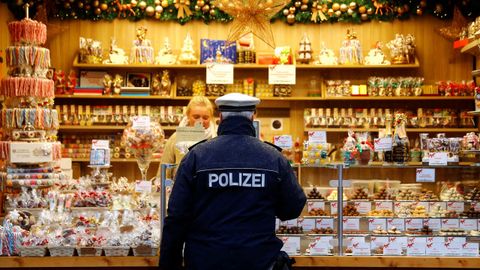 La Policia patrulla el mercado navideño de Frankfurt.