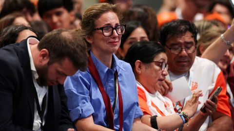 Una mujer, entre el p�blico, muy emocionada
