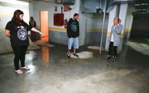 Vecinos del bloque afectado, ayer mostrando los efectos de las filtraciones en el garaje. 