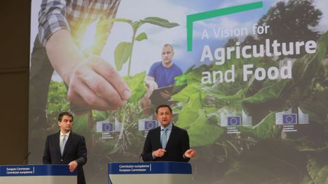 El vicepresidente de la Comisin, Raffaele Fitto y el comisario de Agricultura, Christophe Hansen, en la presentacin del documento