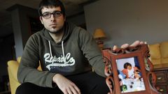 El hijo de Elisa Abruedo, con un retrato de su madre