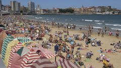 Ba�istas en la playa de San Lorenzo de Gij�n