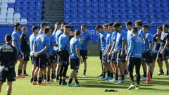 La plantilla del D�por hace un pasillo a Pablo Mart�nez tras su presentaci�n