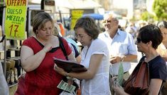 Los vecinos fueron receptivos a la campa�a que se desarroll� en la  zona del mercado. 