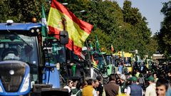 Tractores a su salida de la capital tras desconvocarse la tractorada por el accidente ferroviario, a 28 de octubre de 2026, en Madrid (Espa�a)