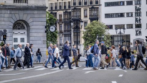 Decenas de personas por el centro de Oviedo