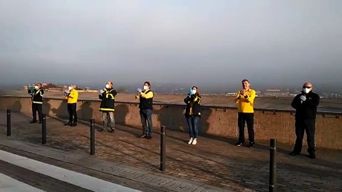 Los carteros de Oviedo aplauden a los sanitarios del HUCA.
