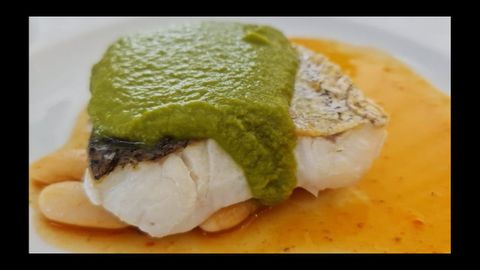 Merluza del pincho en salsa verde con fabas de Lourenz, uno de los platos principales que degustaron los cocineros con estrella Micheln el pasado lunes en Negreira