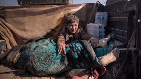 Un ni�o aguanta el cuerpo de su padre, en Mosul. World Press Photo