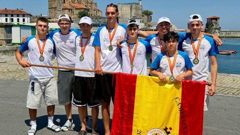 <span lang= gl >Integrantes e adestrador da trai�eiri�a campioa de Espa�a do Club de Remo Mecos.</span>