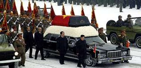 Imagen de la agencia norcoreana KCNA del cortejo f�nebre de Kim Jong-il, y su hijo Kim Jong-un, primero por el costado derecho del coche.