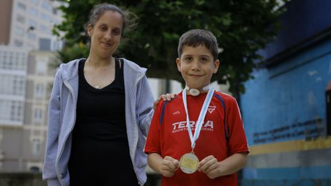 Alexia Hermida con su hijo, Miguel Martínez, a las puertas del colegio Eusebio da Guarda.