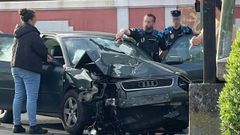 Polic�a delante del veh�culo accidentado este s�bado en el paseo mar�timo a la altura de la calle Sol