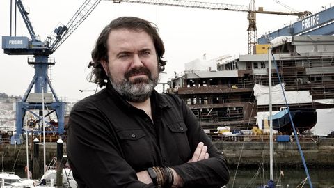 Rubn Prez ante astilleros de Vigo, ciudad donde es concejal desde las elecciones del 2015