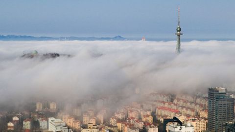 La ciudad china de Qingdao, bajo un manto gris.
