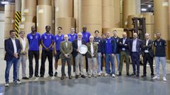De izquierda a derecha, Paulo Alonso (jefe de Deportes de La Voz), Santiago P�rez (director gerente de La Voz), Mus Barro, Abdou Thiam, Jacobo D�az (jugadores), Lois Blanco (presidente de La Voz), Strahinja Micovic, Pablo de Amallo (presidente del B�squet Coru�a), Ilimane Diop (jugador), Enrique Mu�oz (consejero del B�squet Coru�a), Caio Pacheco (jugador), Gustavo Gago (preparador f�sico), Paul Jorgensen (jugador), Eduardo Seoane (fisioterapeuta), Rub�n Santamarta (director de La Voz), Xos� Lu�s Vilela (director de la Fundaci�n Santiago Rey Fern�ndez-Latorre), Fernando Hidalgo (subdirector de La Voz) y Carlos Penedo (entrenador ayudante).