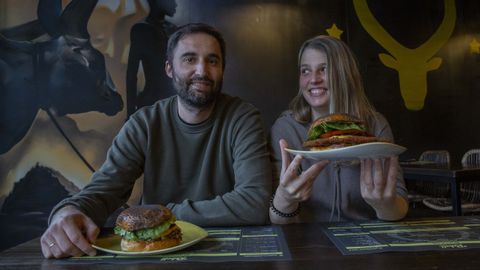 Alberto Bellas e Isabel Redón, en el restaurante Rebell Homeburger de Bertamiráns, donde este matrimonio puso en marcha un proyecto que llevaba planeando 4 años. Dicen que su mejor publicidad ha sido el boca a boca y apostar por una carta reducida en la que destaca «el producto fresco, de calidad, y con un precio bajo». Avanzan que su intención es introducir nuevos platos y llegar a más hogares a través del modelo de las cocinas ciegas