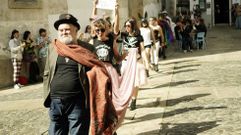Modelos de distintas edades, g�neros y corporalidades desfilaron este fin de semana en la �Pasarela Diversa�, celebrada en la plaza Salvador Parga para conmemorar los 20 a�os de mercadillos de ropa de segunda mano en el interior del bar A Medusa y el 27 aniversario de su gerencia. El evento estuvo animado con m�sica y se recaud� dinero a favor de Vacaloura.