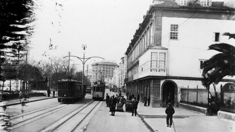 Fotografía antiga dun tranvía circulando pola avenida da Marina na Coruña