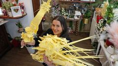Ribeira no pierde la tradici�n. La artesana Nerea Espa�a pone el broche de oro a los preparativos de la Semana Santa con sus ramos de palma trenzados a mano