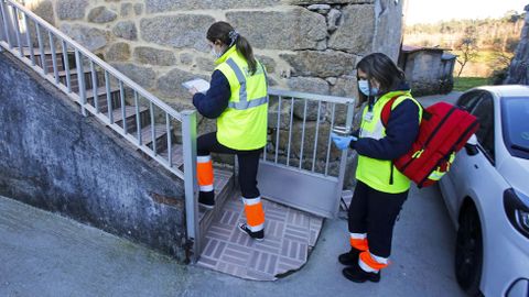 Reportaje con las enfermeras Sonia Garca y Blanca Luaces del equipo de soporte de atencin domiciliaria con base en Arcade. Primera parada para visitar a Victoria una anciana de 84 aos en Cortegoso, A Lama