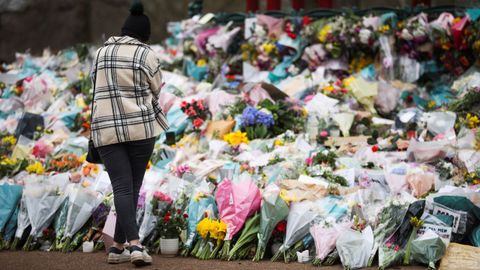 Memorial de flores en honor de la mujer asesinada Sarah Everard