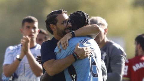 Jos� Bordal�s abraza a Ilaix Moriba tras el Celta-Getafe de la primera jornada de la presente temporada.